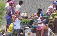 Petit marché vivrier de rue au port de Santo Antao @ P. Dugué, Cirad